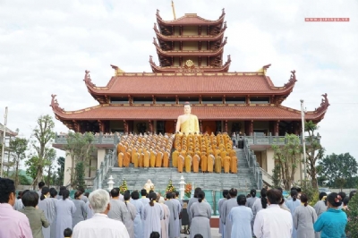 Lễ cầu nguyện đặt đỉnh tháp tại chùa 