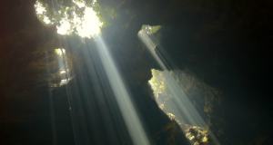 Ba luồng ánh sáng trắng